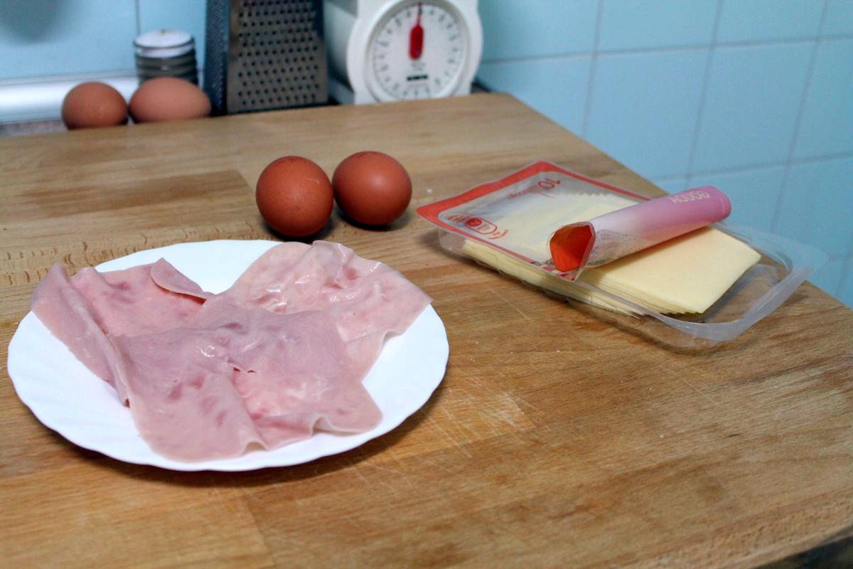 • Prosciutto cotto, formaggio Gouda, e 2 uova
