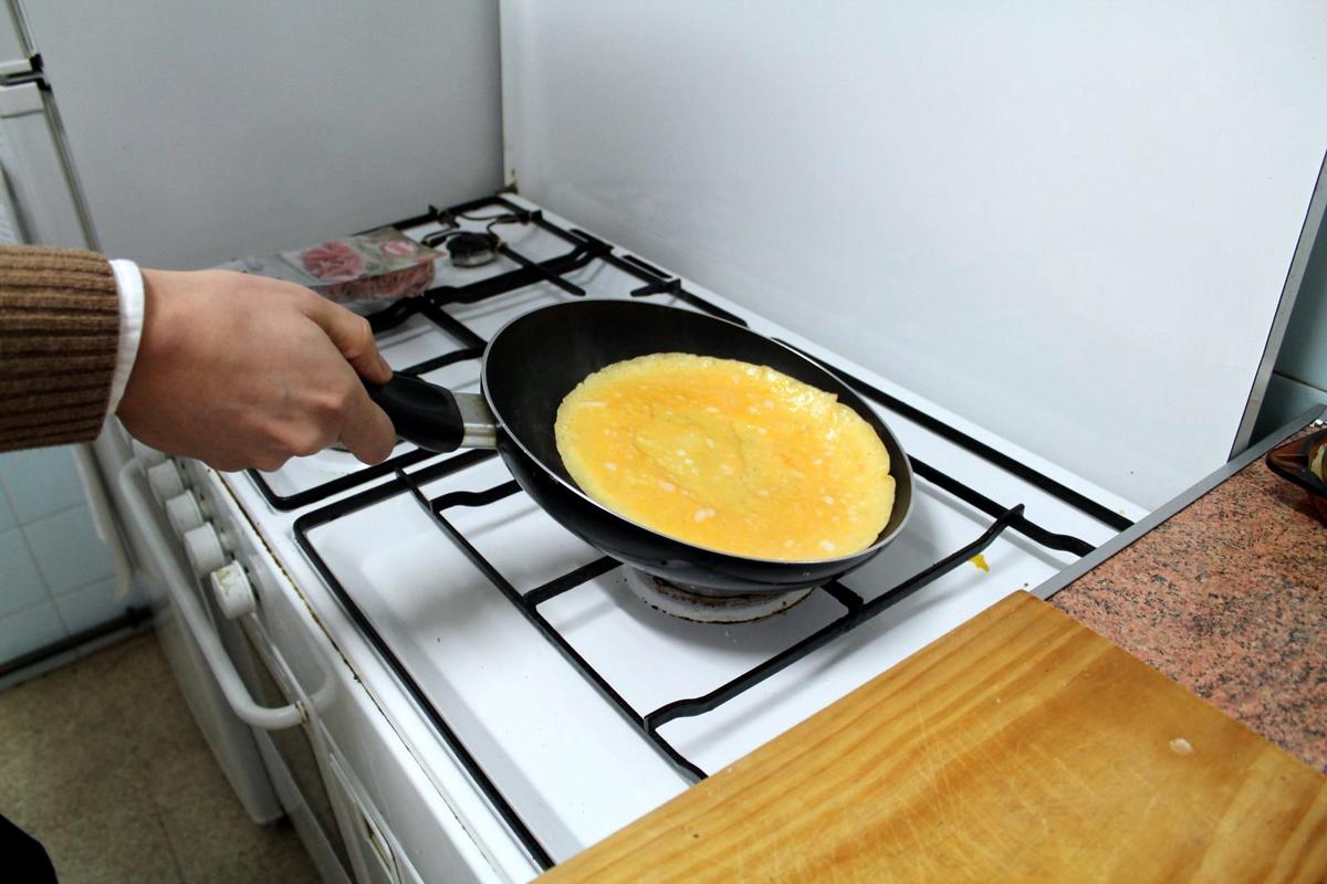 • Verificate che l'omelette scivoli senza problemi