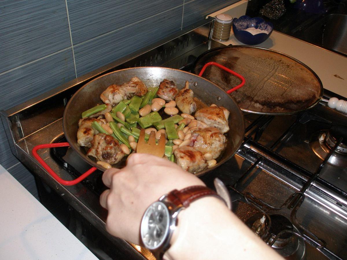 • Carne, fagioli e piattoni in padella.