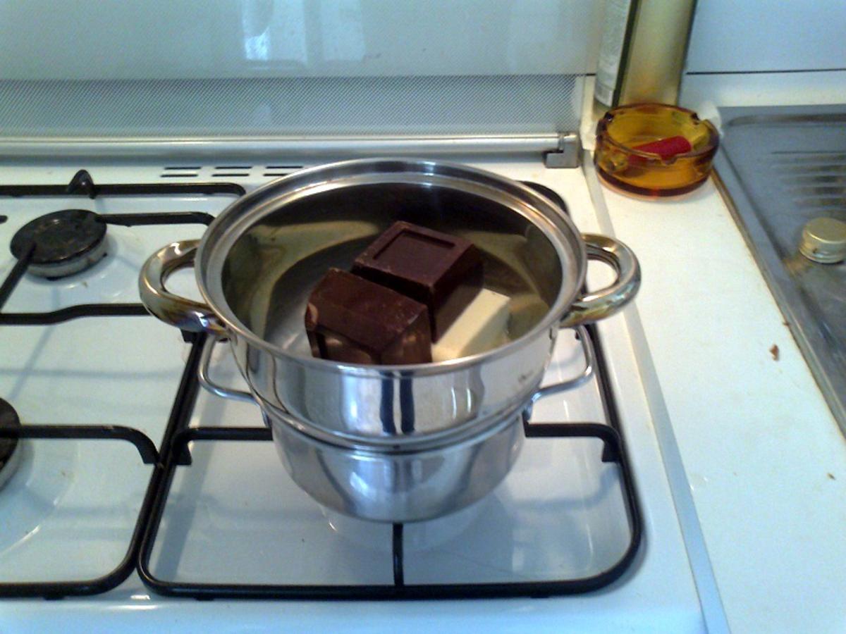 • Cioccolato e burro a bagnomaria per la torta