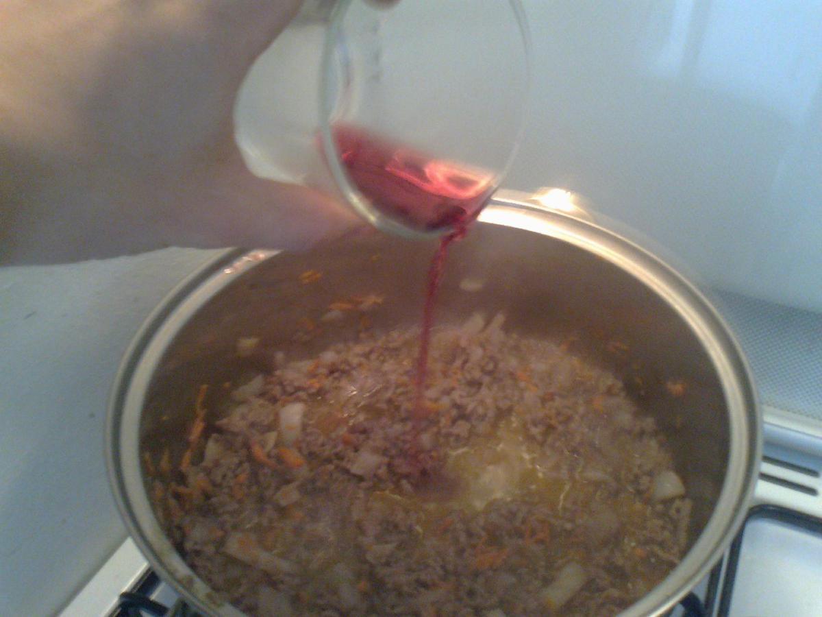 • Ragù sfumato con vino rosso