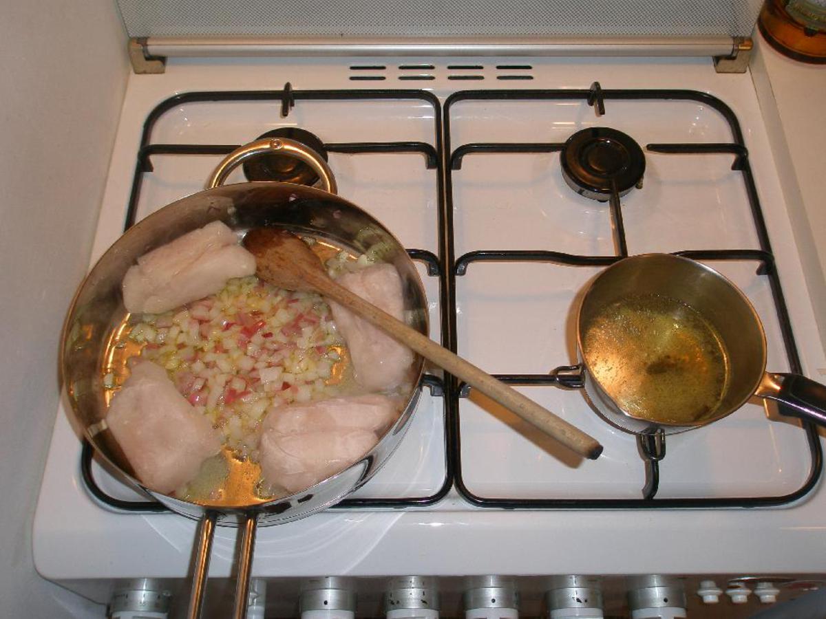 • Il merluzzo in padella e il brodo a scaldarsi