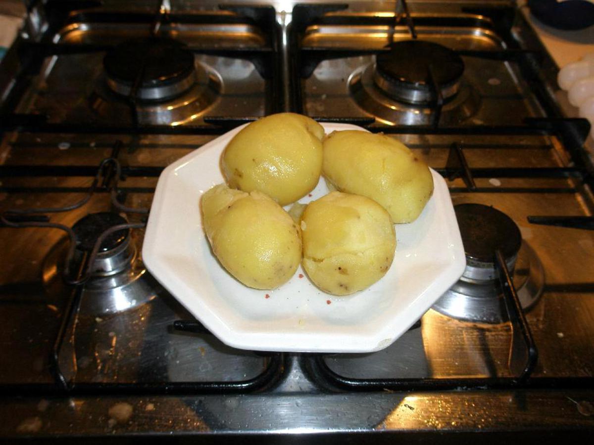 • Patate bollite e sbucciate